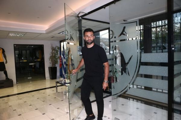 Στα γραφεία της ΑΕΚ ο Τζαβέλλας