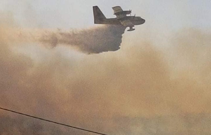 Φωτιά στην Πάρο: Πολλές διάσπαρτες εστίες – Έφτασε στα 200 μέτρα από τα σπίτια