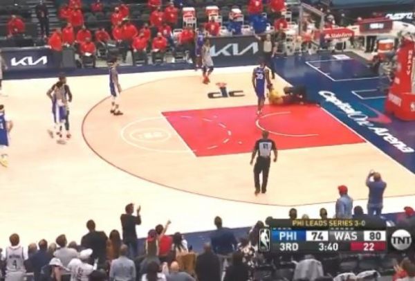 Φίλαθλος εισέβαλε στο παρκέ στο NBA και ο σεκιούριτι του έκανε τάκλιν