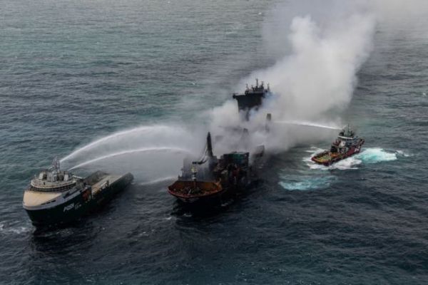 Σρι Λάνκα: Μεγάλη οικολογική καταστροφή από φωτιά σε πλοίο – Κοντέινερ, πλαστικά, χημικά ξεβράστηκαν στις ακτές της χώρας
