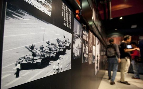 Οργή στο διαδίκτυο για την «εξαφάνιση» της ιστορικής φωτογραφίας από την Πλατεία Τιενανμέν