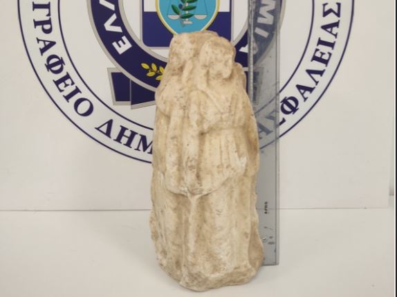 Θεσσαλονίκη: Προσπάθησαν να πουλήσουν αρχαίο αγαλματίδιο έναντι 40.000 ευρώ – Τρεις συλλήψεις