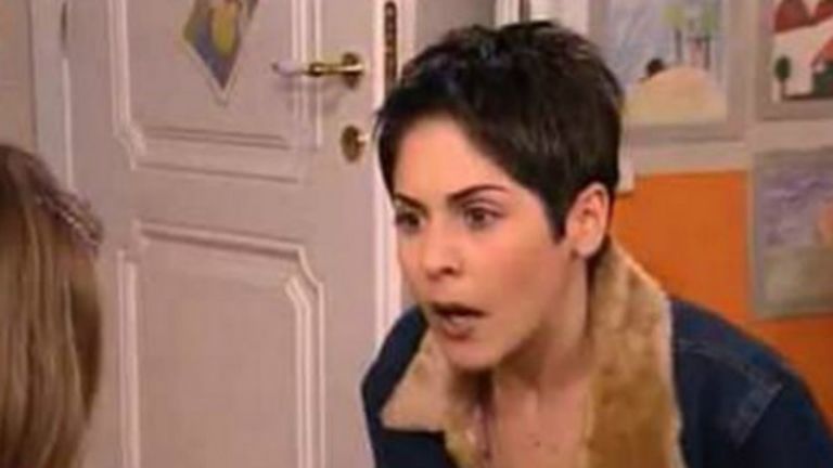 «Άκρως Οικογενειακόν»: Θυμάστε την Αφροδίτη; Τι κάνει σήμερα η «κόρη» του Γιάννη Μπέζου