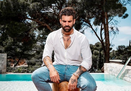 Ο Δημήτρης Αλεξάνδρου και οι φίλοι του καλοσωρίζουν γυμνοί το καλοκαίρι