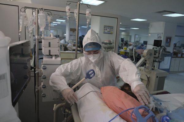 Κοροναϊός: 472 νέα κρούσματα και 18 θάνατοι – Στους 353 οι διασωληνωμένοι