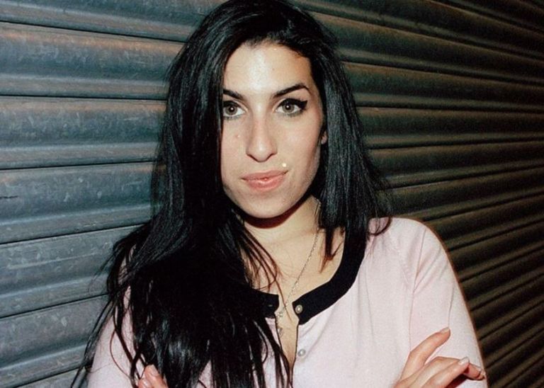 Έιμι Γουάινχαουζ: Αποκαλύψεις για τους «δαίμονες» της αείμνηστης τραγουδίστριας