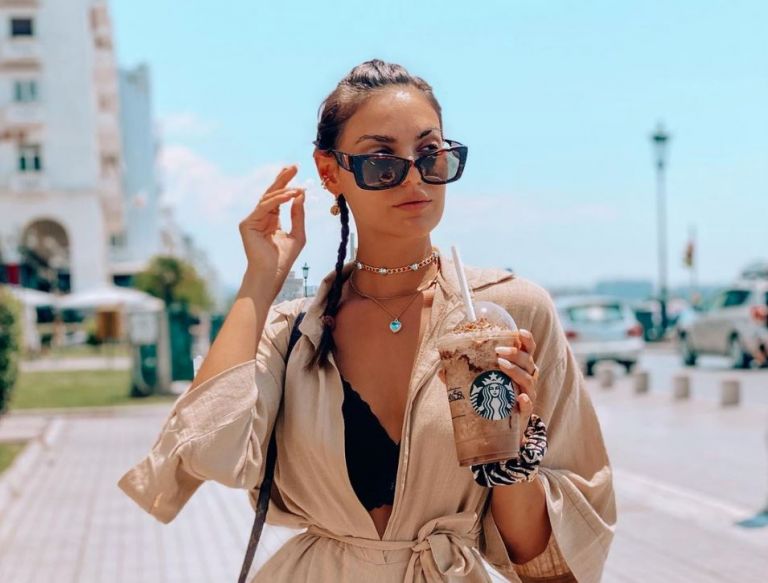 Βρισηίδα Ανδριώτου: Φορά τις… καρύδες της και απολαμβάνει το καλοκαίρι