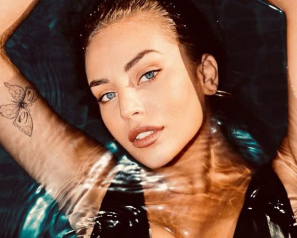 Πασίγνωστη τραγουδίστρια έβαλε «φωτιά» με τo μικροσκοπικό μπικίνι της