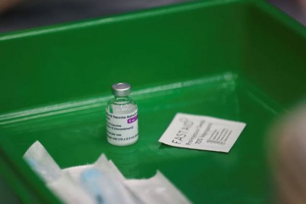 ΑstraZeneca: Πόσο «απροστάτευτος» θα μείνει κάποιος αν δεν κάνει τη δεύτερη δόση – Τι λέει η Παγώνη