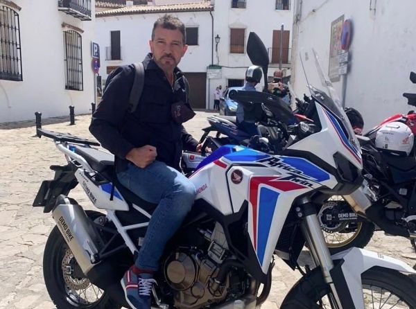 Αντόνιο Μπαντέρας: H εταιρία παραγωγής διευκρινίζει τι έχει συμβεί με την «απάτη»