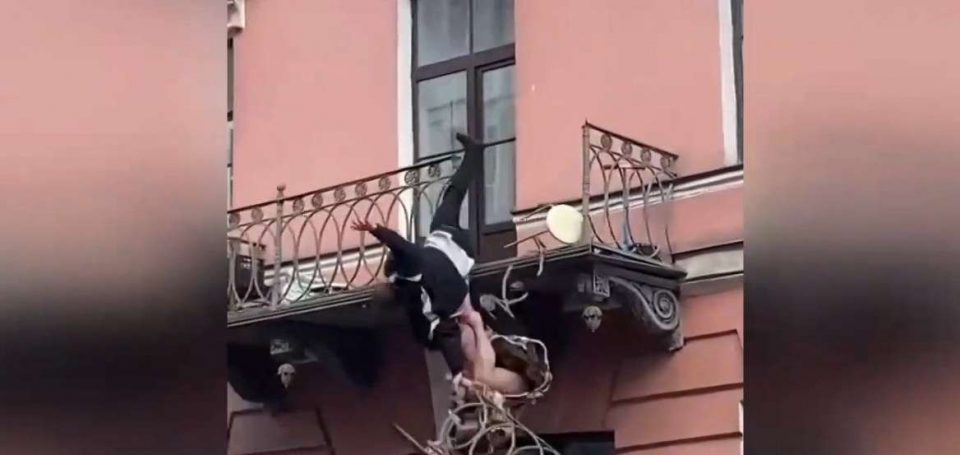 Βίντεο-σοκ: Ζευγάρι έπεσε από το μπαλκόνι την ώρα που καυγάδιζε
