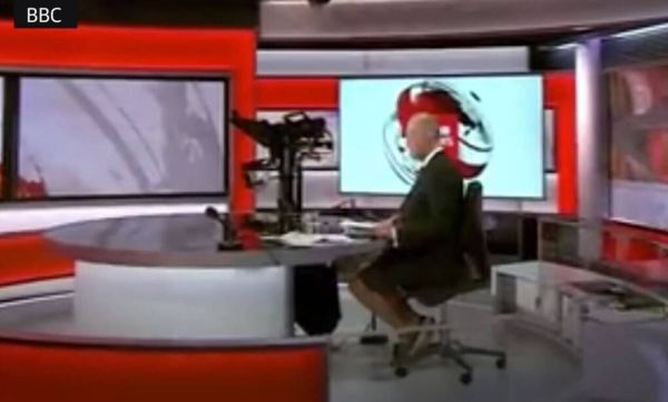 Βρετανία: Το βίντεο που «έκαψε» γνωστό δημοσιογράφο του BBC – Στον «αέρα» με γραβάτα και σορτσάκι