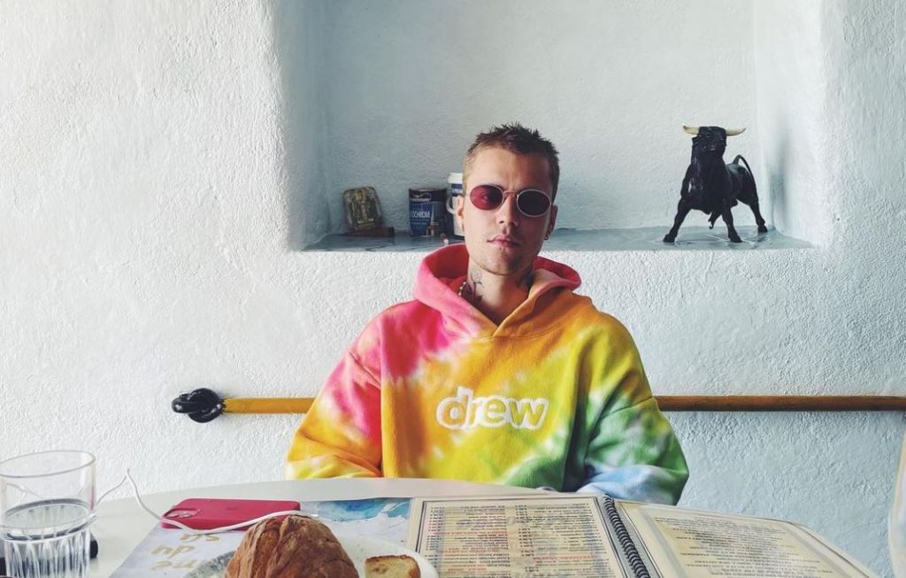 Τζάστιν Μπίμπερ: Βολτάρει στα σοκάκια της Μήλου ο γνωστός τραγουδιστής