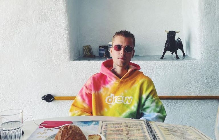 Τζάστιν Μπίμπερ: Βολτάρει στα σοκάκια της Μήλου ο γνωστός τραγουδιστής