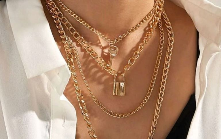 Faux κοσμήματα: Αυτό είναι το κόλπο για να τα κάνεις να λάμψουν ξανά