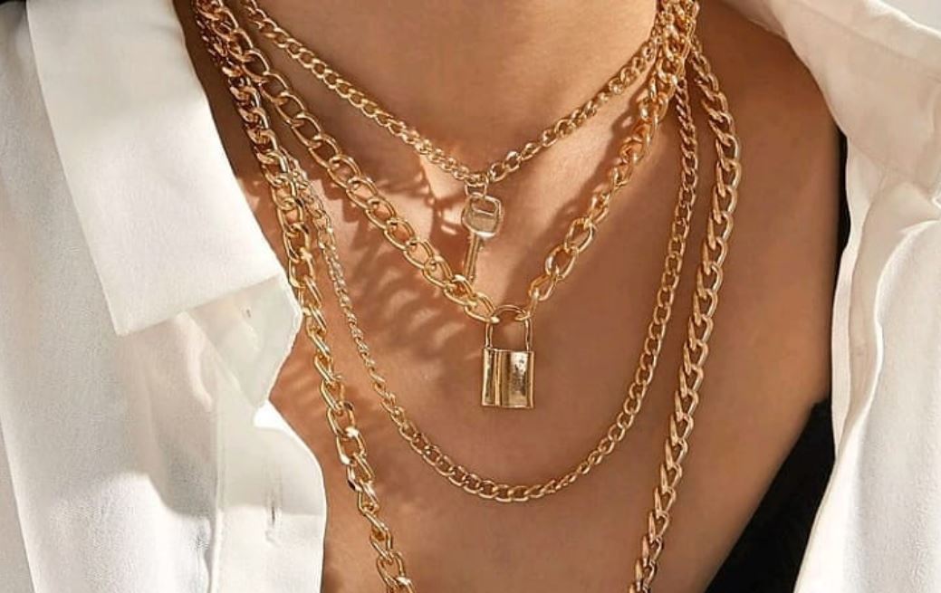 Faux κοσμήματα: Αυτό είναι το κόλπο για να τα κάνεις να λάμψουν ξανά