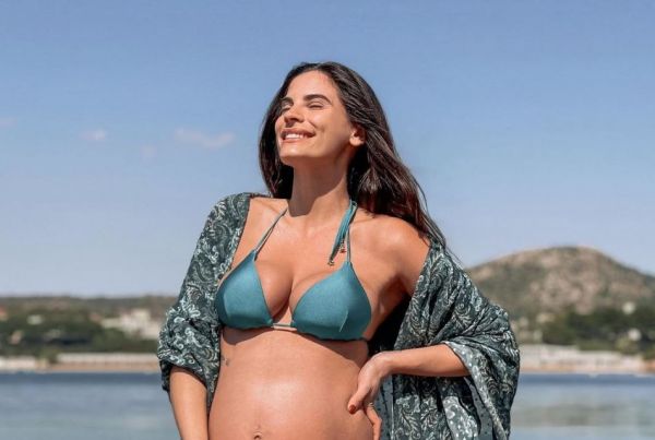 Χριστίνα Μπόμπα: Βόλτα στην παραλία λίγο πριν γεννήσει τα κοριτσάκια της