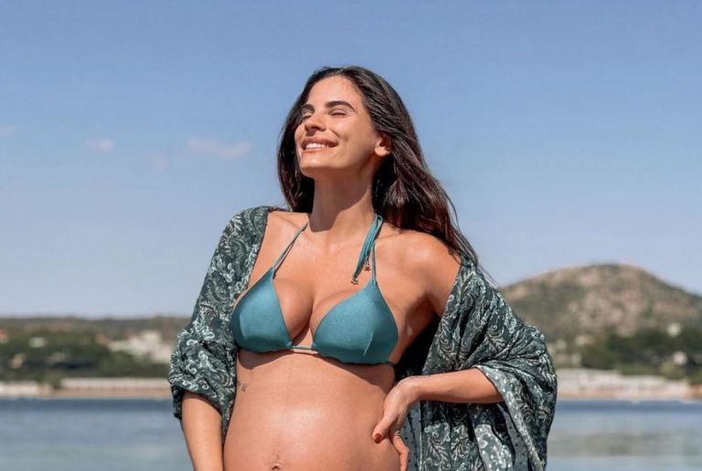 Χριστίνα Μπόμπα: Βόλτα στην παραλία λίγο πριν γεννήσει τα κοριτσάκια της