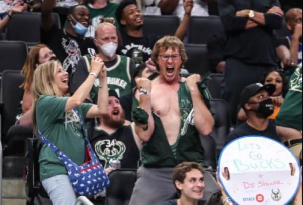 Τους τρέλανε ο Γιάννης: Έσκιζαν τα ρούχα τους οπαδοί των Μπακς