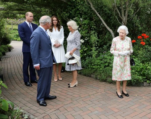 Καμίλα Πάρκερ Μπόουλς: Με τσάντα… τσολιαδάκι στη δεξίωση για τους G7