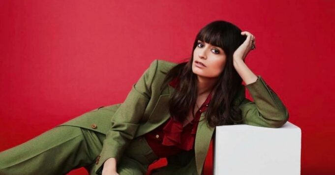 Clara Luciani: Η Γαλλίδα μουσικός που «παίζει» το ανδρόγυνο στιλ στα δάχτυλα