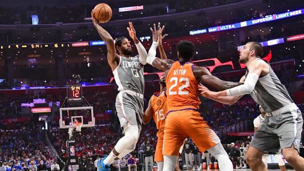 NBA: Καθάρισαν εκτός έδρας τους Κλίπερς οι Σανς με 80-84 και έκαναν το 3-1