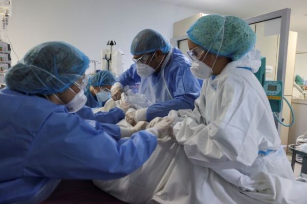 Κοροναϊός: 808 νέα κρούσματα και 24 θάνατοι – Στους 392 οι διασωληνωμένοι