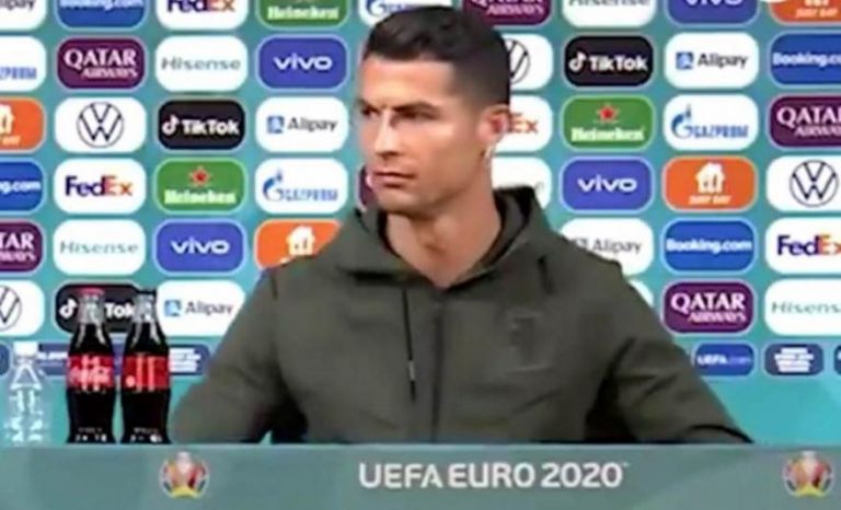 Ο Κριστιάνο τα πήρε με την… Coca-Cola: «Να πίνετε νερό»