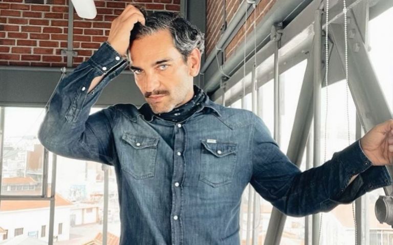 Mad VMA: Με μπλούζα για την Καρολάιν ο πρόεδρος της Τεχνόπολης