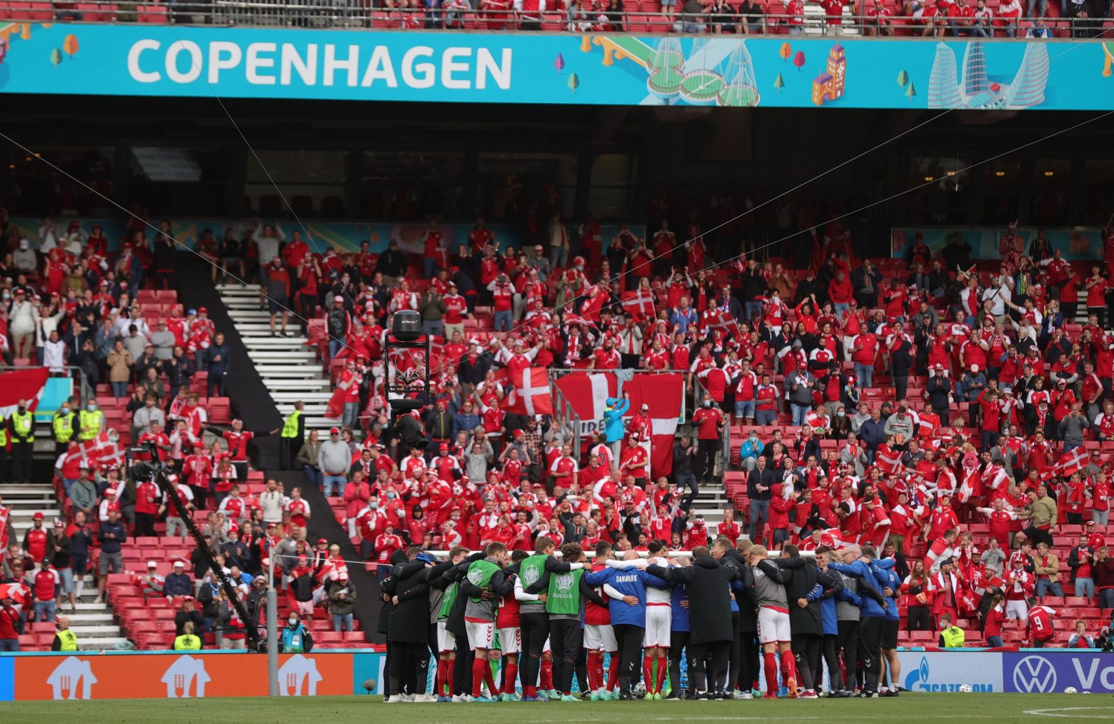 Ανατριχίλα: H επιστροφή των ποδοσφαιριστών για το Δανία-Φινλανδία - Όρθιοι όλοι στις εξέδρες
