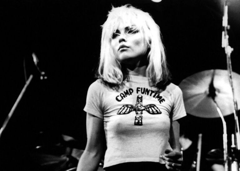 Ντέπι Χάρι: Η σερβιτόρα από το Κάνσας που έγινε μούσα του Γουόρχολ και σύμβολο του σεξ