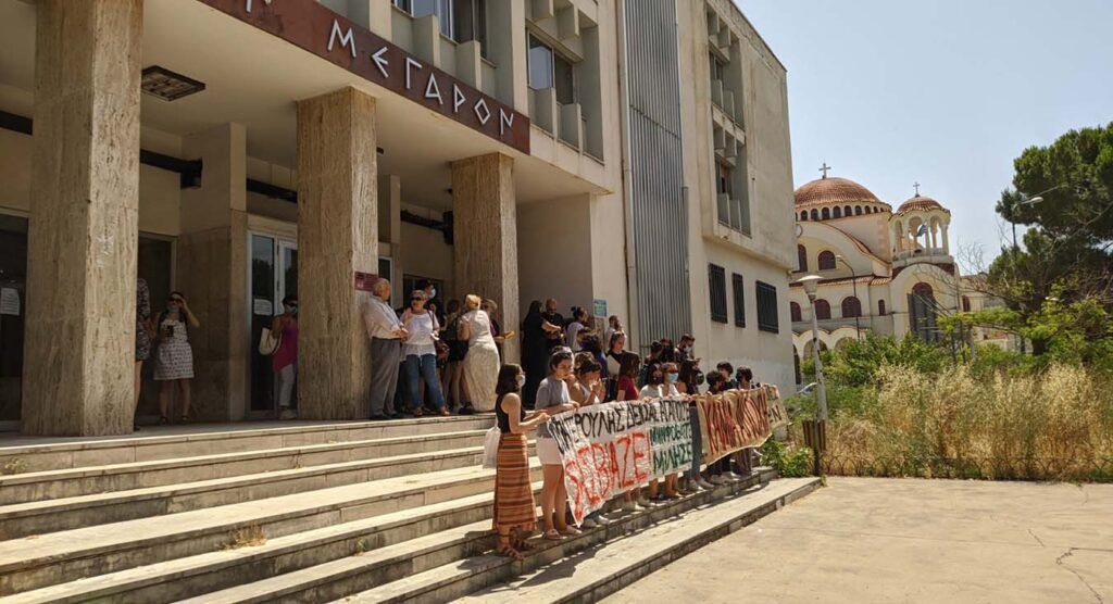 Αγρίνιο: Χαμός στα δικαστήρια – Οργισμένες αντιδράσεις κατά του ιερέα που κατηγορείται για βιασμό ανήλικης