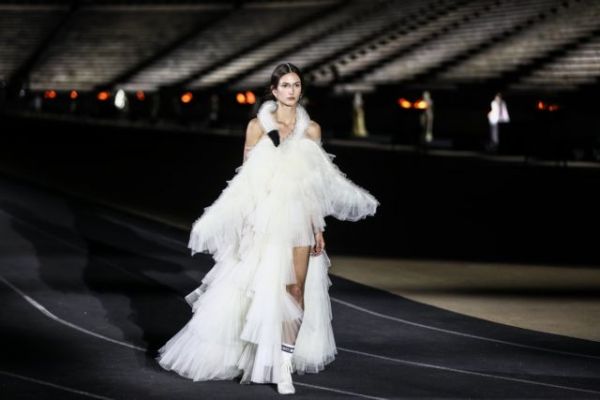 Dior: Από το 1935 -και όχι την Bjork- εμπνεύστηκε το φόρεμα κύκνο του φινάλε