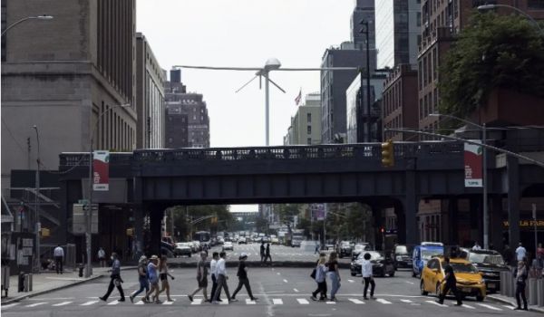 Τεράστιο λευκό drone απειλεί… τη Νέα Υόρκη