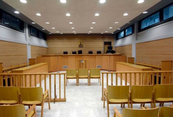 Βόλος: Πετούσε στην αυλή της ντομάτες, αυγά και… εσώρουχα επειδή δεν ανταποκρινόταν στον έρωτά του