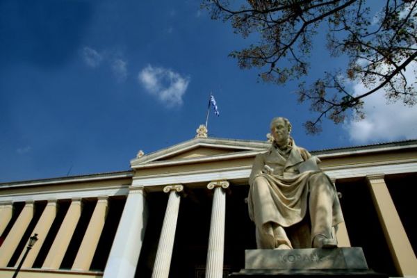 ΕΚΠΑ: «Δεν απαντώ σε φήμες του διαδρόμου», λέει ο καθηγητής – Καταγγέλλεται από φοιτήτριες για παρενόχληση
