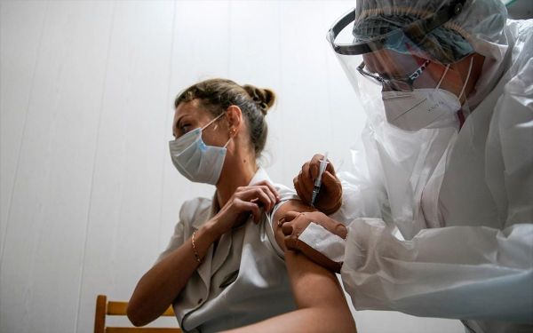 Πελώνη: Δεν τίθεται ζήτημα απόλυσης μη εμβολιασμένων εργαζομένων