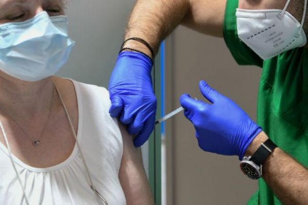 Σκέρτσος: Η ζωή των εμβολιασμένων θα γίνει ξανά κανονική – Τι είπε για τα προνόμια