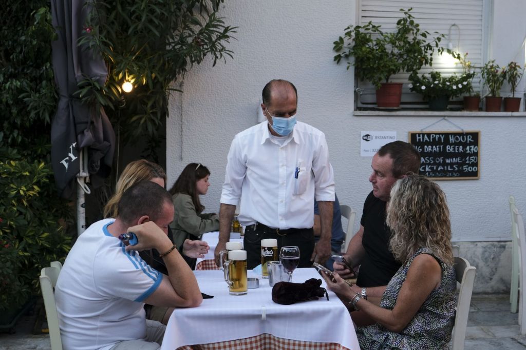 «Διχάζουν» τα covid free εστιατόρια και μπαρ – Είναι συνταγματικός ο αποκλεισμός των μη εμβολιασμένων;