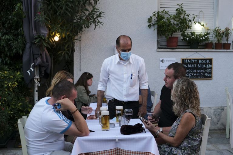 «Διχάζουν» τα covid free εστιατόρια και μπαρ – Είναι συνταγματικός ο αποκλεισμός των μη εμβολιασμένων;