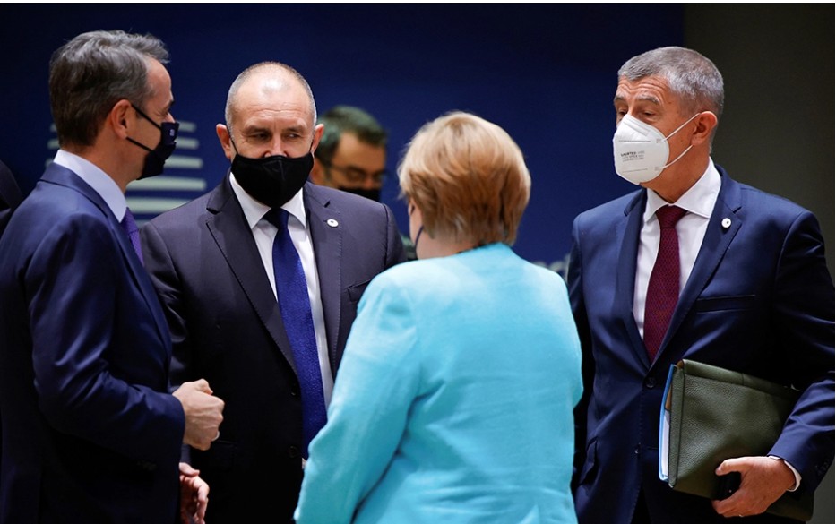 Σύνοδος Κορυφής-Μέρκελ: Δυστυχώς δεν είμαστε στο τέλος της πανδημίας – Success story το πιστοποιητικό