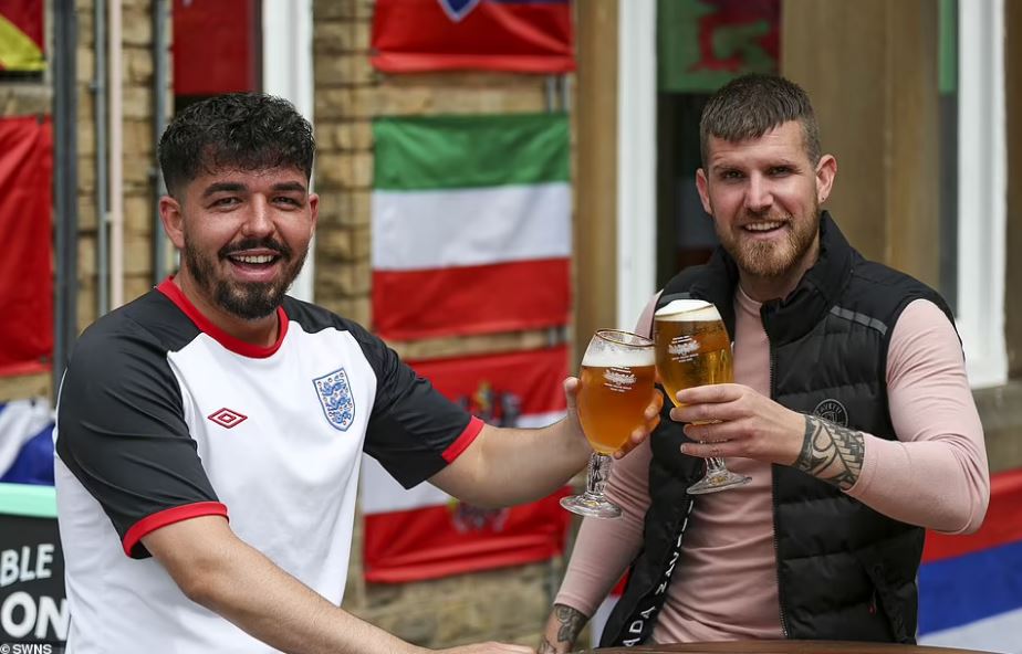 Οι Άγγλοι προετοιμάζονται πίνοντας μπύρες από το… πρωί!