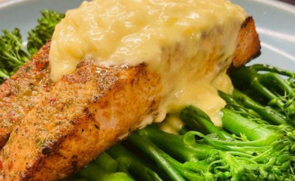 Ζουμερός σολομός με δροσερή σάλτσα μοσχολέμονο