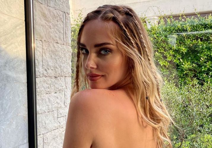 Κιάρα Φεράνι: Ποζάρει γυμνή στο ντουζ και το Instagram «φλέγεται»