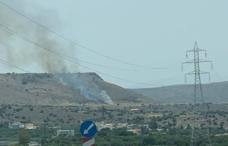 Κρήτη: Μαίνεται η φωτιά στο πεδίο βολής Γουβών στην Κρήτη – Ακούγονται εκρήξεις από βλήματα