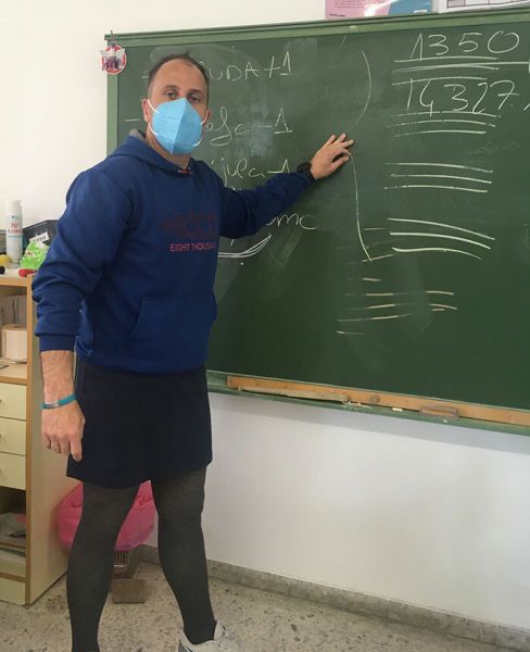 Ισπανία: Δάσκαλοι στην φόρεσαν φούστες ενάντια στο ομοφοβικό bullying