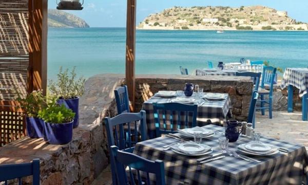 Μονιμοποιείται η μείωση του ΦΠΑ στα νησιά με δομές προσφύγων