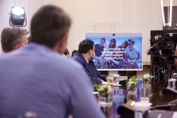 Μετά τη Freedom Pass έρχονται και νέες ανακοινώσεις – Πολιτική σφαγή για «δημοσκοπικά επιδόματα» και νέους