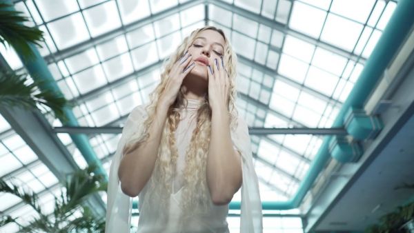 Ιωάννα Γκίκα: Ποια είναι η τραγουδίστρια με τη θεϊκή φωνή που άνοιξε το show του Dior