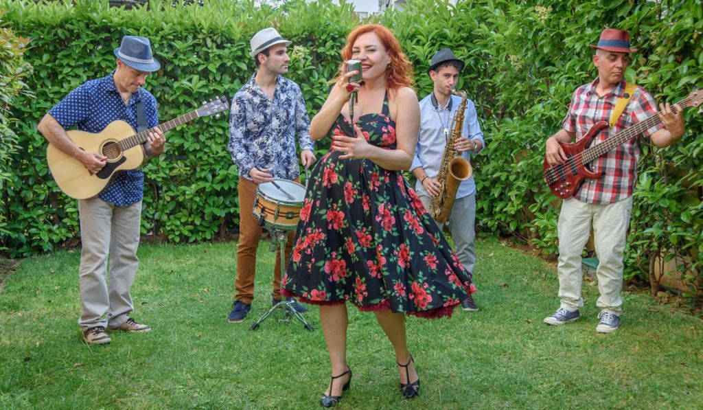 Η Χριστίνα Γκόλια τραγουδά στο Χυτήριο με διάθεση ρετροπόπ